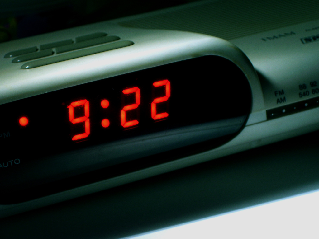 Amd clock. Цифровой будильник. Digital Alarm Clock. Пустые электронные часы. Old Digital Alarm.